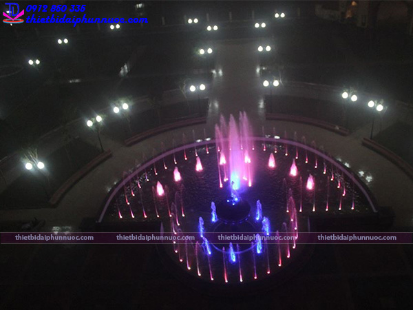 Đài phun nước hình bán nguyệt Đại học Thành Đô 1